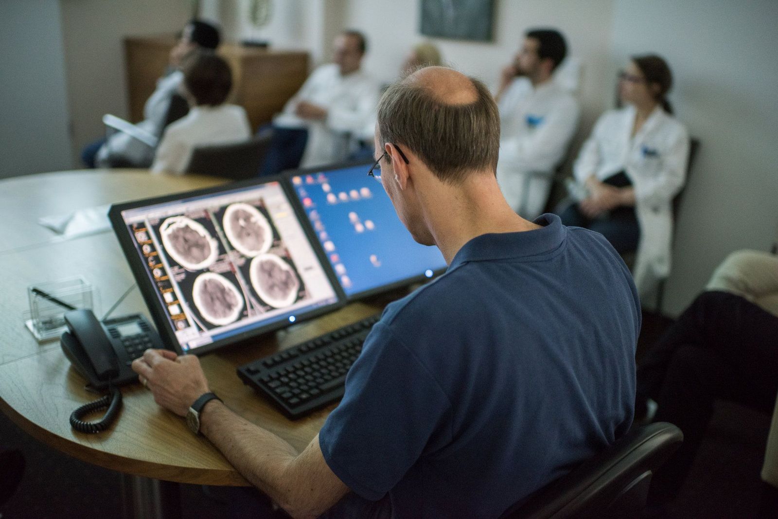 Radiologe bei der Untersuchung der CT-Bilder